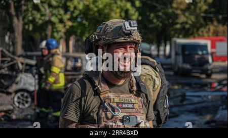 Kostiantynivka, Ukraine. September 2023. Ukrainische Soldaten führen Arbeiten auf dem zerstörten Markt durch, als Folge eines russischen Raketenangriffs am 6. September 2023 in Kostiantjniwka, Ukraine. Mindestens 16 Menschen wurden getötet und Dutzende wurden verletzt, nachdem eine Rakete einen Markt im Zentrum von Kostiantyniwka in der ukrainischen östlichen Donezk getroffen hatte. Foto vom Innenministerium der Ukraine/Kredit: UPI/Alamy Live News Stockfoto