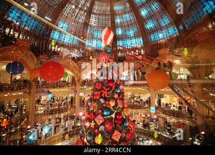 201129 -- PARIS, 29. November 2020 -- Ein riesiger Weihnachtsbaum wird im Kaufhaus Lafayette während seines ersten Wiedereröffnungstages in Paris, Frankreich, am 28. November 2020 gesehen. Am Samstag begann Frankreich mit der ersten Phase seiner dreistufigen Strategie zur Wiedereröffnung. Alle Geschäfte, die nicht unbedingt benötigt werden, nahmen ihre Tätigkeit unter strengen Gesundheitsprotokollen wieder auf: Bereitstellung von mindestens 8 Quadratmetern Ladenfläche für jeden Kunden, einfache Zirkulation und ausreichende Belüftung. Die COVID-19-Hospitalisierungen in Frankreich gingen am Samstag weiter zurück, als das Land einen dreistufigen Lockdown-Exit einleitete. FRANKREICH-PARIS-COVID-19-LOCKDOWN-EASING G Stockfoto