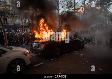 201129 -- PARIS, 29. Nov. 2020 -- Autos werden von Demonstranten bei Zusammenstößen mit der Polizei in einem Protest in Paris, Frankreich, am 28. Nov. 2020 angezündet. Während der Proteste am Samstag gegen einen umstrittenen Gesetzesentwurf, der die Veröffentlichung von Polizeibildern einschränkt, brach Gewalt zwischen Polizei und Demonstranten in Paris und anderen französischen Städten aus. Foto von /Xinhua FRANCE-PARIS-DEMONSTRATION AurelienxMorissard PUBLICATIONxNOTxINxCHN Stockfoto