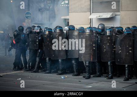 201129 -- PARIS, 29. November 2020 -- Polizisten stehen bei Zusammenstößen mit Demonstranten in einem Protest in Paris, Frankreich, am 28. November 2020 auf der Hut. Während der Proteste am Samstag gegen einen umstrittenen Gesetzesentwurf, der die Veröffentlichung von Polizeibildern einschränkt, brach Gewalt zwischen Polizei und Demonstranten in Paris und anderen französischen Städten aus. Foto von /Xinhua FRANCE-PARIS-DEMONSTRATION AurelienxMorissard PUBLICATIONxNOTxINxCHN Stockfoto