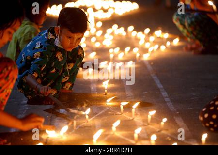 201130 -- MYANMAR, 30. November 2020 -- Kinder zünden Kerzen während des traditionellen Tazaungdaing Festivals in Yangon, Myanmar, 29. November 2020. Das Tazaungdaing Festival, auch als Festival der Lichter bekannt, fällt auf den Vollmondtag im achten Monat des traditionellen Myanmar Kalenders. Es wird als Nationalfeiertag in Myanmar gefeiert und markiert das Ende der Regenzeit. MYANMAR-YANGON-FULL MOON-TAZAUNGDAING FESTIVAL UXAUNG PUBLICATIONXNOTXINXCHN Stockfoto