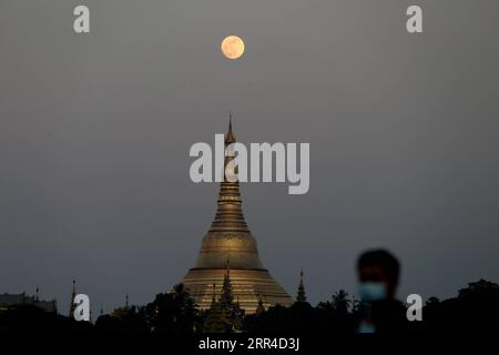 Nachrichten Themen der Woche KW48 201130 -- MYANMAR, 30. November 2020 -- Ein Vollmond erhebt sich über der Shwedagon-Pagode in Yangon, Myanmar, 29. November 2020. Das Tazaungdaing Festival, auch als Festival der Lichter bekannt, fällt auf den Vollmondtag im achten Monat des traditionellen Myanmar Kalenders. Es wird als Nationalfeiertag in Myanmar gefeiert und markiert das Ende der Regenzeit. MYANMAR-YANGON-FULL MOON-TAZAUNGDAING FESTIVAL UXAUNG PUBLICATIONXNOTXINXCHN Stockfoto