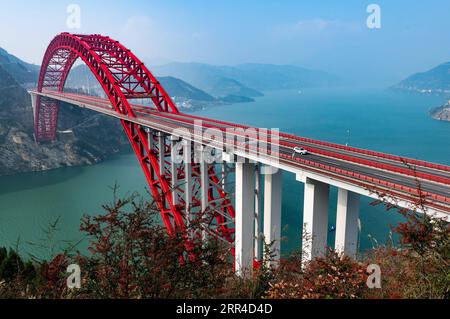 201130 -- PEKING, 30. November 2020 -- Foto aufgenommen am 29. November 2020 zeigt die Landschaft der Zigui Yangtze River Bridge im Zigui County von Yichang, zentralchinesische Provinz Hubei. Foto von /Xinhua XINHUA FOTOS DES TAGES ZhengxJiayu PUBLICATIONxNOTxINxCHN Stockfoto