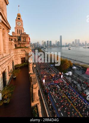 201130 -- PEKING, 30. November 2020 -- Teilnehmer nehmen am Shanghai International Marathon 2020 in Shanghai, Ostchina, 29. November 2020 Teil. FOTOS DES TAGES Xinhua PUBLICATIONxNOTxINxCHN Stockfoto