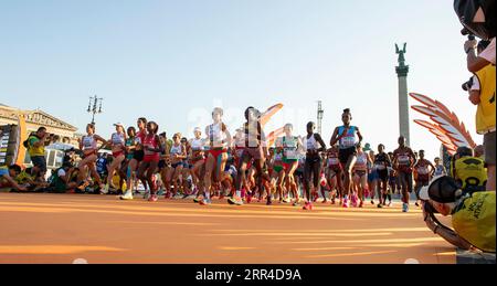 Start des Frauenmarathons auf dem Heldenplatz am 8. Tag der Leichtathletik-Weltmeisterschaften Budapest am 26. August 2023. Foto: Gary Mitchell Stockfoto