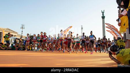 Start des Frauenmarathons auf dem Heldenplatz am 8. Tag der Leichtathletik-Weltmeisterschaften Budapest am 26. August 2023. Foto: Gary Mitchell Stockfoto