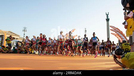 Start des Frauenmarathons auf dem Heldenplatz am 8. Tag der Leichtathletik-Weltmeisterschaften Budapest am 26. August 2023. Foto: Gary Mitchell Stockfoto