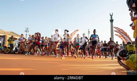 Start des Frauenmarathons auf dem Heldenplatz am 8. Tag der Leichtathletik-Weltmeisterschaften Budapest am 26. August 2023. Foto: Gary Mitchell Stockfoto