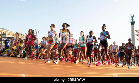 Start des Frauenmarathons auf dem Heldenplatz am 8. Tag der Leichtathletik-Weltmeisterschaften Budapest am 26. August 2023. Foto: Gary Mitchell Stockfoto