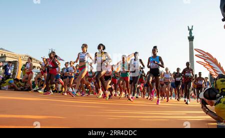 Start des Frauenmarathons auf dem Heldenplatz am 8. Tag der Leichtathletik-Weltmeisterschaften Budapest am 26. August 2023. Foto: Gary Mitchell Stockfoto