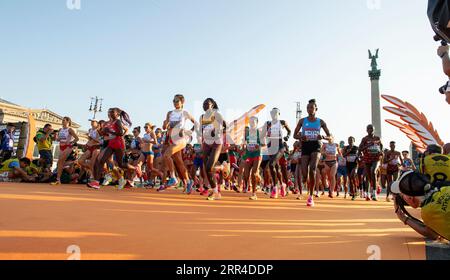 Start des Frauenmarathons auf dem Heldenplatz am 8. Tag der Leichtathletik-Weltmeisterschaften Budapest am 26. August 2023. Foto: Gary Mitchell Stockfoto