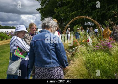 Besucher sehen bunte Gartenblumen - Teilnahme am Wettbewerb „Gartenbau Hochbeet“, RHS Tatton Park Flower Show 2023 Showground, Cheshire England UK. Stockfoto
