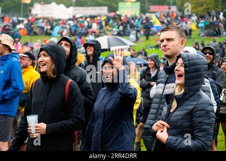 Eine tolle Atmosphäre im Main Mountain Stage Field bei starkem Regen und Schlamm. Green man Festival, Brecon, Wales, Großbritannien, 2023. Foto: Rob Watkins Stockfoto