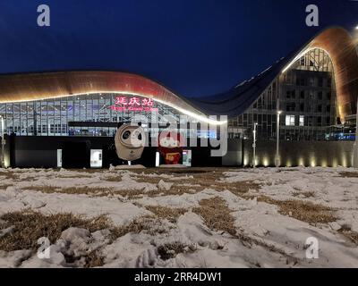 201201 -- PEKING, 1. Dez. 2020 -- das am 1. Dez. 2020 aufgenommene Telefonfoto zeigt eine Außenansicht des neuen Bahnhofsgebäudes des Yanqing-Bahnhofs im Bezirk Yanqing von Peking, der Hauptstadt Chinas. Die Yanqing-Strecke, eines der wichtigsten Verkehrsinfrastrukturprojekte für die Olympischen Winterspiele 2022 in Peking, wurde am Dienstag zusammen mit dem neuen Bahnhofsgebäude des Yanqing-Bahnhofs offiziell in Betrieb genommen. Die 9,33 Kilometer lange Strecke mit einer geplanten Geschwindigkeit von 160 Kilometern pro Stunde bietet eine viel schnellere Verbindung zwischen Yanqing und der Innenstadt von Peking. LINIENOPERATI CHINA-PEKING-YANQING Stockfoto