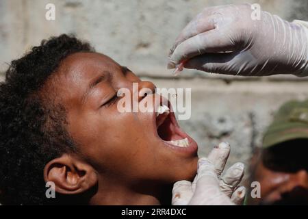 201201 -- PEKING, 1. Dezember 2020 -- Ein Arzt gibt einem Kind am 28. November 2020 in Sanaa, Jemen, eine Dosis Polioimpfstoff. Foto von /Xinhua Portraits vom November 2020 MohammedxMohammed PUBLICATIONxNOTxINxCHN Stockfoto