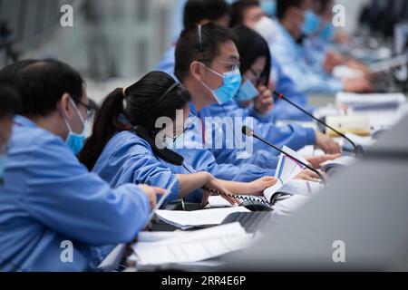 201201 -- PEKING, 1. Dezember 2020 -- Technische Personalarbeit im Beijing Aerospace Control Center BACC in Peking, Hauptstadt von China, 1. Dezember 2020. Chinas Chang e-5-Raumschiff landete am späten Dienstag erfolgreich auf der nahegelegenen Seite des Mondes und schickte Bilder zurück, teilte die chinesische nationale Raumfahrtbehörde CNSA mit. Um 23:11 Uhr landete das Raumschiff in der vorgewählten Landezone nahe 51,8 Grad westlicher Länge und 43,1 Grad nördlicher Breite, sagte die CNSA. Während des Landevorgangs machten die Kameras an Bord des Landers Bilder vom Landegebiet, sagte die CNSA. EyesonSciCHINA-CHANG E-5- Stockfoto