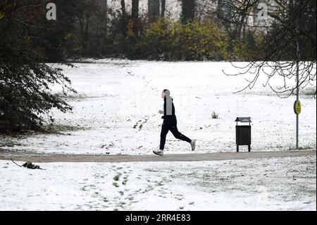 201201 -- FRANKFURT, 1. Dezember 2020 -- Ein Mann läuft am 1. Dezember 2020 auf einem schneebedeckten Pfad in einem Park in Frankfurt, Deutschland. DEUTSCHLAND-FRANKFURT-SNOW-LIFE LuxYang PUBLICATIONxNOTxINxCHN Stockfoto