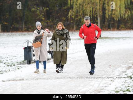 201201 -- FRANKFURT, 1. Dezember 2020 -- am 1. Dezember 2020 entspannen sich die Menschen auf einem schneebedeckten Pfad in einem Park in Frankfurt. DEUTSCHLAND-FRANKFURT-SNOW-LIFE LuxYang PUBLICATIONxNOTxINxCHN Stockfoto