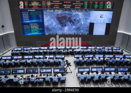 News Bilder des Tages 201201 -- PEKING, 1. Dezember 2020 -- Technische Personalarbeit im Beijing Aerospace Control Center BACC in Peking, Hauptstadt von China, 1. Dezember 2020. Chinas Chang e-5-Raumschiff landete am späten Dienstag erfolgreich auf der nahegelegenen Seite des Mondes und schickte Bilder zurück, teilte die chinesische nationale Raumfahrtbehörde mit. Um 23:11 Uhr landete das Raumschiff in der vorgewählten Landezone nahe 51,8 Grad westlicher Länge und 43,1 Grad nördlicher Breite, sagte der . Während des Landevorgangs machten die Kameras an Bord des Landers Bilder vom Landegebiet, sagte der . /Handout über Xin Stockfoto