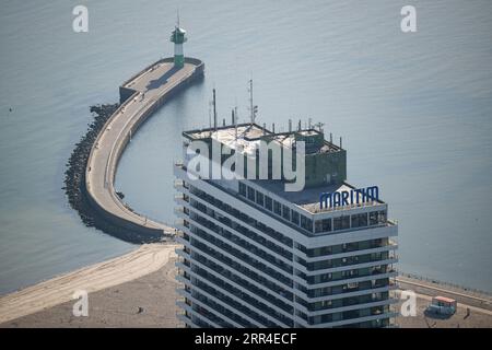 05. September 2023, Schleswig-Holstein, Lübeck: Das Maritim Strandhotel Travemünde steht vor der Seebahnbeleuchtung an der Nordermole. Foto: Sebastian Gollnow/dpa Stockfoto