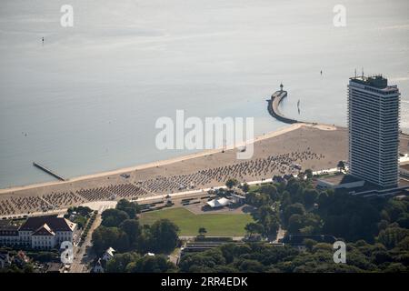 05. September 2023, Schleswig-Holstein, Lübeck: Das Maritim Strandhotel Travemünde steht vor der Seebahnbeleuchtung an der Nordermole. Foto: Sebastian Gollnow/dpa Stockfoto