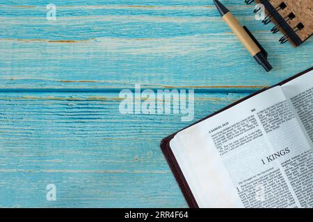 1 Kings Open Holy Bible Book auf rustikalem Holzhintergrund mit Kopierraum. Ansicht der oberen Tabelle. Das alttestamentliche Schriftstudium, christlicher biblischer Begriff. Stockfoto