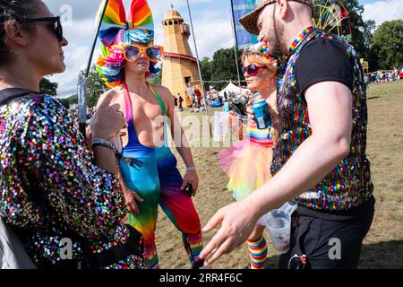 Das bunte Publikum auf dem Messegelände vor der Far Out Stage beim Green man Festival, Brecon, Wales, Großbritannien, 2023. Foto: Rob Watkins Stockfoto