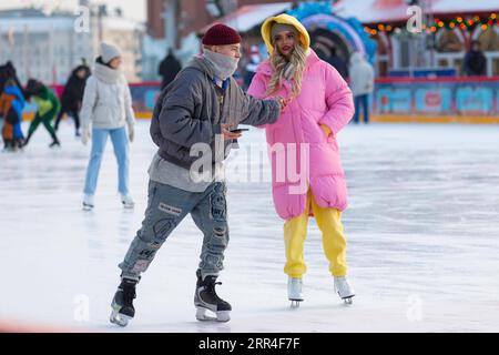 201203 -- MOSKAU, 3. Dez. 2020 -- am 2. Dez. 2020 laufen die Leute auf der GUMMIEISBAHN am Roten Platz in Moskau, Russland. Die Eisbahn am Roten Platz ist bis 1. März 2020 für die Öffentlichkeit zugänglich. RUSSLAND-MOSKAU-ROTES SCHLITTSCHUHLAUFEN BaixXueqi PUBLICATIONxNOTxINxCHN Stockfoto