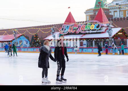 201203 -- MOSKAU, 3. Dez. 2020 -- am 2. Dez. 2020 laufen die Leute auf der GUMMIEISBAHN am Roten Platz in Moskau, Russland. Die Eisbahn am Roten Platz ist bis 1. März 2020 für die Öffentlichkeit zugänglich. RUSSLAND-MOSKAU-ROTES SCHLITTSCHUHLAUFEN BaixXueqi PUBLICATIONxNOTxINxCHN Stockfoto