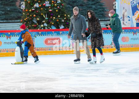 201203 -- MOSKAU, 3. Dez. 2020 -- am 2. Dez. 2020 laufen die Leute auf der GUMMIEISBAHN am Roten Platz in Moskau, Russland. Die Eisbahn am Roten Platz ist bis 1. März 2020 für die Öffentlichkeit zugänglich. RUSSLAND-MOSKAU-ROTES SCHLITTSCHUHLAUFEN BaixXueqi PUBLICATIONxNOTxINxCHN Stockfoto