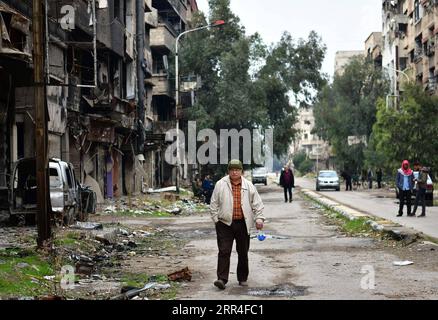 201203 -- DAMASKUS, 3. Dezember 2020 -- Jamal Hammad geht am 27. November 2020 in seiner Nachbarschaft im Yarmouk Camp-Gebiet südlich der Hauptstadt Damaskus, Syrien, spazieren. Mit gemischten Gefühlen von Glück und Traurigkeit trat Jamal Hammad in das vom Krieg verwüstete Yarmouk-Lager für palästinensische Flüchtlinge südlich von Damaskus ein, um eine Reise der Rückkehr zu seinem alten Leben zu beginnen, das durch den anhaltenden Krieg in Syrien verwüstet war. Der 58-jährige humanitäre Helfer war einer der ersten, der das Yarmouk-Lager betritt. Er kletterte über die Trümmer und Trümmer, um sein Haus zu erreichen, überwältigt von dem Glück der Rückkehr, sowie von Traurigkeit und an Stockfoto