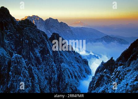 Blick bei Sonnenaufgang im Winter auf den Grand Canyon von Huangshan (gelber Berg) vom Cloud Diselling Pavilion, Provinz Anhui, China Stockfoto