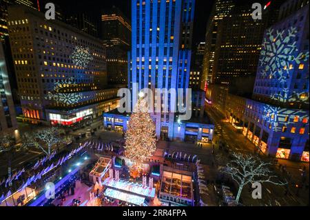 201203 -- NEW YORK, 3. Dezember 2020 -- der Rockefeller Center Christmas Tree steht beleuchtet in New York, USA, 2. Dezember 2020. Die 75 Meter hohe Norwegische Fichte wird von mehr als 50.000 LED-Leuchten als traditionelle Routine beleuchtet, die jährlich zum Beginn einer weiteren Weihnachtszeit stattfindet. /Pool über Xinhua U.S.-NEW YORK-CHRISTMAS TREE DianexBondareff/APxImagesxforxTishmanxSpeyer PUBLICATIONxNOTxINxCHN Stockfoto