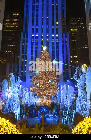 201203 -- NEW YORK, 3. Dezember 2020 -- der Rockefeller Center Christmas Tree steht beleuchtet in New York, USA, 2. Dezember 2020. Die 75 Meter hohe Norwegische Fichte wird von mehr als 50.000 LED-Leuchten als traditionelle Routine beleuchtet, die jährlich zum Beginn einer weiteren Weihnachtszeit stattfindet. /Pool über Xinhua U.S.-NEW YORK-CHRISTMAS TREE DianexBondareff/APxImagesxforxTishmanxSpeyer PUBLICATIONxNOTxINxCHN Stockfoto