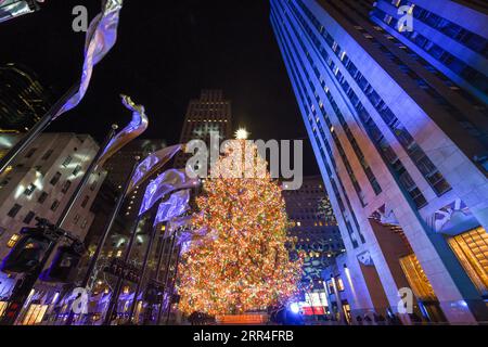 201203 -- NEW YORK, 3. Dezember 2020 -- der Rockefeller Center Christmas Tree steht beleuchtet in New York, USA, 2. Dezember 2020. Die 75 Meter hohe Norwegische Fichte wird von mehr als 50.000 LED-Leuchten als traditionelle Routine beleuchtet, die jährlich zum Beginn einer weiteren Weihnachtszeit stattfindet. /Pool über Xinhua U.S.-NEW YORK-CHRISTMAS TREE DianexBondareff/APxImagesxforxTishmanxSpeyer PUBLICATIONxNOTxINxCHN Stockfoto
