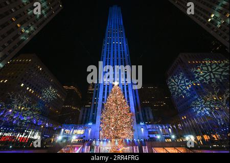 201203 -- NEW YORK, 3. Dezember 2020 -- der Rockefeller Center Christmas Tree steht beleuchtet in New York, USA, 2. Dezember 2020. Die 75 Meter hohe Norwegische Fichte wird von mehr als 50.000 LED-Leuchten als traditionelle Routine beleuchtet, die jährlich zum Beginn einer weiteren Weihnachtszeit stattfindet. /Pool über Xinhua U.S.-NEW YORK-CHRISTMAS TREE DianexBondareff/APxImagesxforxTishmanxSpeyer PUBLICATIONxNOTxINxCHN Stockfoto