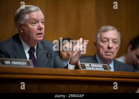 Washington, Vereinigte Staaten. September 2023. Senator Lindsey Graham (Republikaner von South Carolina), ranghöchstes Mitglied des US-Senatsausschusses für das Gerichtswesen, fragt das Gremium während einer Anhörung des Senatsausschusses für die Ernennung von Richtern im Dirksen Senate Office Building in Washington, DC, Mittwoch, den 6. September 2023. Kredit: Rod Lamkey/CNP/dpa/Alamy Live News Stockfoto