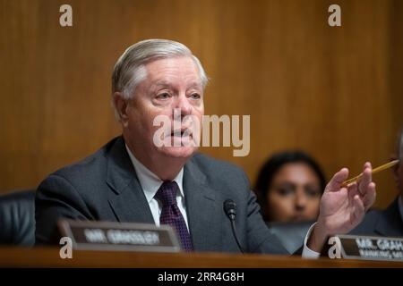 Washington, Vereinigte Staaten. September 2023. Senator Lindsey Graham (Republikaner von South Carolina), ranghöchstes Mitglied des US-Senatsausschusses für das Gerichtswesen, fragt das Gremium während einer Anhörung des Senatsausschusses für die Ernennung von Richtern im Dirksen Senate Office Building in Washington, DC, Mittwoch, den 6. September 2023. Kredit: Rod Lamkey/CNP/dpa/Alamy Live News Stockfoto