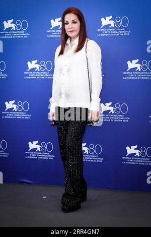 Venedig, Italien. September 2023. Priscilla Presley nimmt am 4. September 2023 beim 80. Internationalen Filmfestival in Venedig an einem Fototermin für den Film „Priscilla“ Teil. (Foto von Daniele Cifala/NurPhoto) Credit: NurPhoto SRL/Alamy Live News Stockfoto