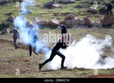 201204 -- NABLUS, 4. Dezember 2020 -- palästinensische Demonstranten laufen am 4. Dezember 2020, um Tränengaskanistern zu entgehen, die von israelischen Soldaten gefeuert wurden, nachdem sie gegen die Erweiterung jüdischer Siedlungen im Dorf Beit Dajan östlich von Nablus protestiert hatten. Foto von /Xinhua MIDEAST-NABLUS-CLASHES AymanxNobani PUBLICATIONxNOTxINxCHN Stockfoto
