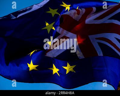 201205 -- LONDON, 5. Dez. 2020 -- Aktenfoto vom 19. Oktober 2019 zeigt die Flagge der Europäischen Union und die Flagge des Union Jack vor den Häusern des britischen Parlaments in London. Nach einer Woche intensiver Handelsverhandlungen in London einigten sich die Verhandlungsführer aus Großbritannien und der Europäischen Union am Freitag darauf, die Gespräche aufgrund erheblicher Unterschiede zu unterbrechen. GROSSBRITANNIEN-LONDON-BREXIT-HANDELSGESPRÄCHE-PAUSE HANXYAN PUBLICATIONXNOTXINXCHN Stockfoto