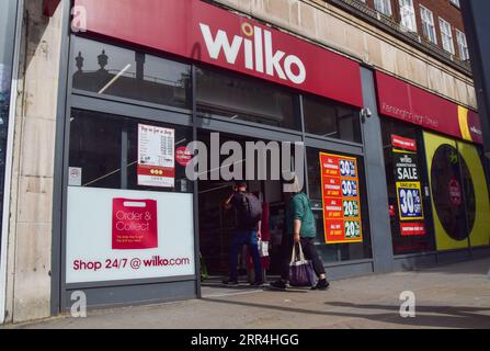 London, Großbritannien. September 2023. Kunden gehen in den Wilko-Shop auf der Kensington High Street, als die angeschlagene Kette ankündigt, dass mehr als 50 Geschäfte geschlossen werden. Quelle: Vuk Valcic/Alamy Live News Stockfoto