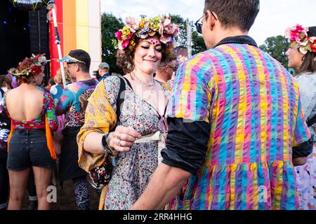 Ein hell gekleidetes junges Paar auf der Main Mountain Stage beim Green man Festival, Brecon, Wales, Großbritannien, 2023. Foto: Rob Watkins Stockfoto