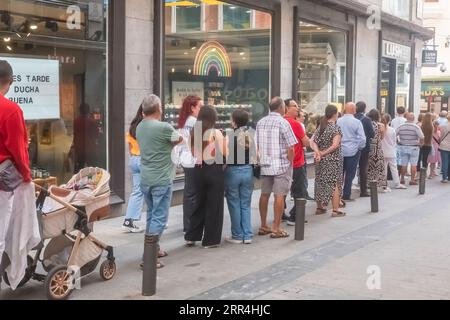 Eine lange Schlange vor dem Büro der Lotto-Agentur Dona Manolita, die darauf wartet, Tickets für die spanische Weihnachtslotterie, El Gordo, Madrid Spanien, zu kaufen. Stockfoto