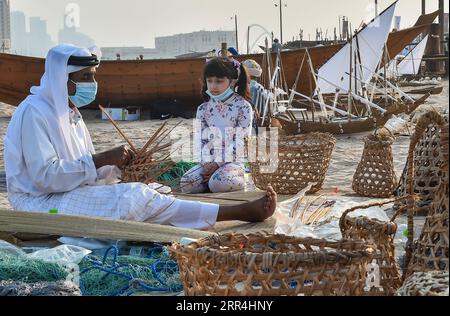 201205 -- DOHA, 5. Dezember 2020 -- Handwerker stellen traditionelle Fischkörbe während des 10. Katara Traditional Dhow Festivals in Doha, Hauptstadt von Katar, 5. Dezember 2020 her. Das Festival fand vom 1. Bis 5. Dezember statt, um die maritimen Traditionen zu präsentieren. Foto von /Xinhua QATAR-DOHA-TRADITIONAL DHOW FESTIVAL Nikku PUBLICATIONxNOTxINxCHN Stockfoto