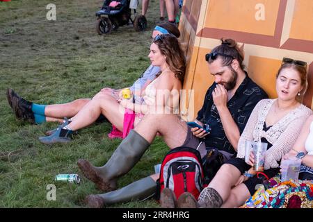 People Friends chillen im Messegelände beim Green man Festival, Brecon, Wales, Großbritannien, 2023. Foto: Rob Watkins Stockfoto