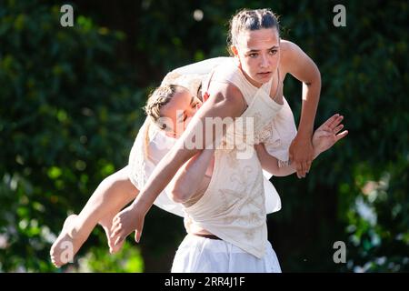 Ein starker Aufschwung in einer modernen Tanzroutine auf der Rückseite von Beyond Stage beim Green man Festival, Brecon, Wales, Großbritannien, 2023. Foto: Rob Watkins Stockfoto