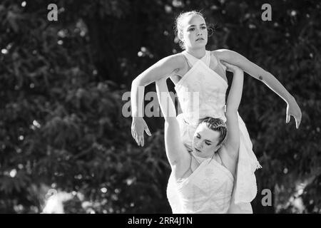 Ein starker Aufschwung in einer modernen Tanzroutine auf der Rückseite von Beyond Stage beim Green man Festival, Brecon, Wales, Großbritannien, 2023. Foto: Rob Watkins Stockfoto