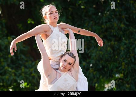 Ein starker Aufschwung in einer modernen Tanzroutine auf der Rückseite von Beyond Stage beim Green man Festival, Brecon, Wales, Großbritannien, 2023. Foto: Rob Watkins Stockfoto