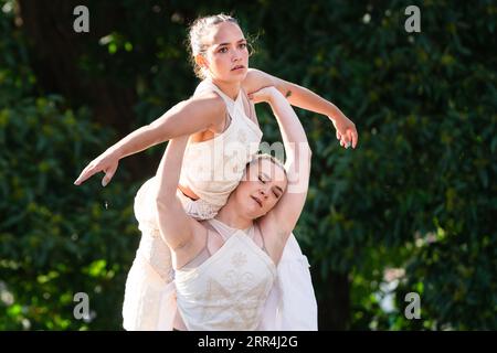 Ein starker Aufschwung in einer modernen Tanzroutine auf der Rückseite von Beyond Stage beim Green man Festival, Brecon, Wales, Großbritannien, 2023. Foto: Rob Watkins Stockfoto